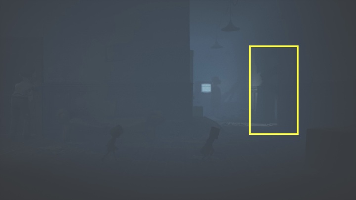 W mieszkaniu nikt Cię nie zaatakuje, musisz po prostu pobiec do otwartych drzwi, znajdujących się na prawej stronie pokoju - Little Nightmares 2: Przejście przez miasto - solucja, opis przejścia - Little Nightmares 2 - poradnik do gry