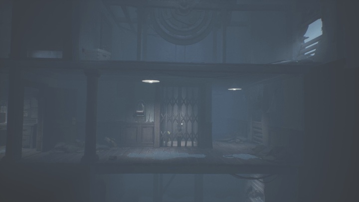Od razu udaj się do pokoju znajdującego się po lewej stronie - Little Nightmares 2: Przejście przez miasto - solucja, opis przejścia - Little Nightmares 2 - poradnik do gry