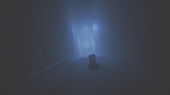 Wpadniesz do dobrze znanego Ci korytarza - Little Nightmares 2: Przejście przez miasto - solucja, opis przejścia - Little Nightmares 2 - poradnik do gry