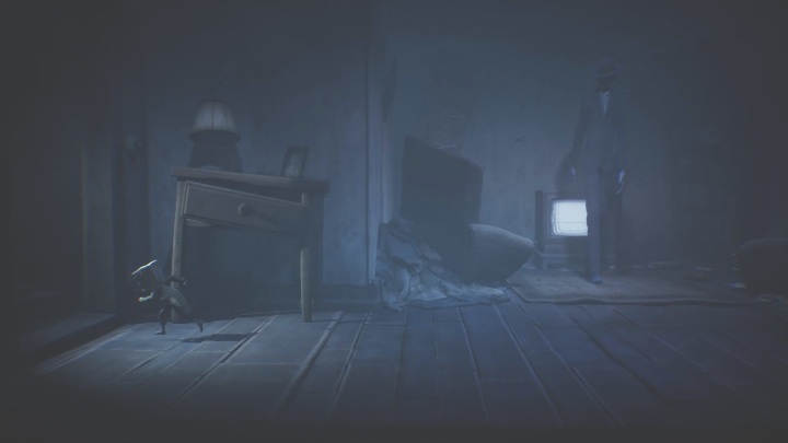 Rusz biegiem do wyjścia, zanim przeciwnik wydostanie się z telewizora - Little Nightmares 2: Przejście przez miasto - solucja, opis przejścia - Little Nightmares 2 - poradnik do gry