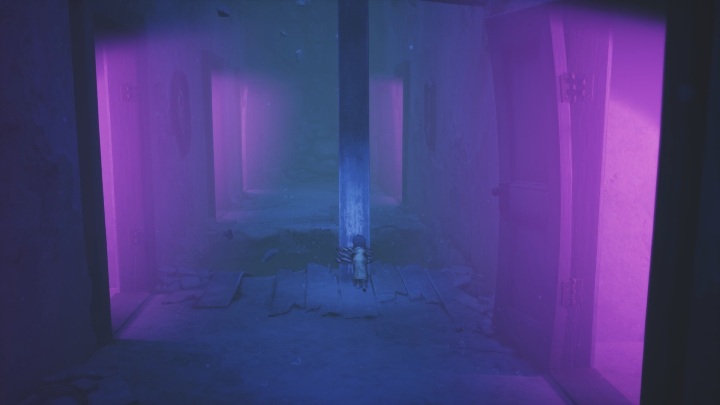 Gdy dostaniesz się na kolejne piętro pierwsze co musisz zrobić to spuścić deskę tak, aby utworzyła most nad przepaścią - Little Nightmares 2: Zagadki z drzwiami - solucja, opis przejścia - Little Nightmares 2 - poradnik do gry