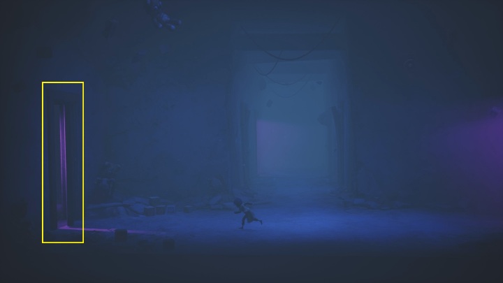 To już sam koniec, wystarczy, że wbiegniesz po schodach, a następnie wciśniesz się w wąsko otwarte drzwi - Little Nightmares 2: Zagadki z drzwiami - solucja, opis przejścia - Little Nightmares 2 - poradnik do gry