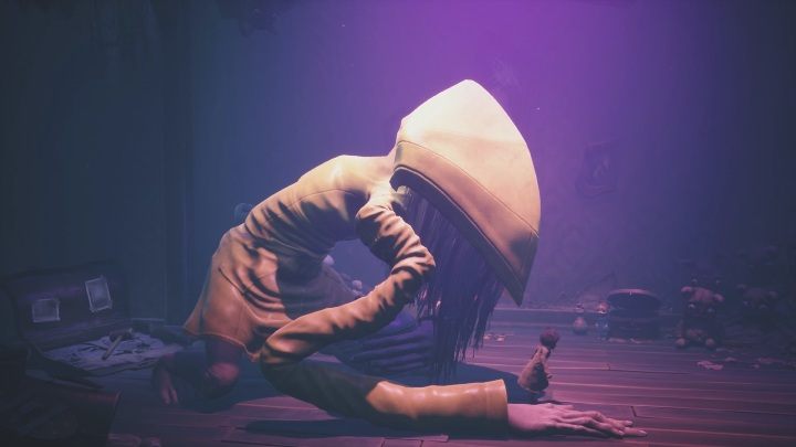 Najpierw musisz ją po prostu zawołać, wtedy odsunie się od walizki - Little Nightmares 2: Six - solucja, opis przejścia - Little Nightmares 2 - poradnik do gry
