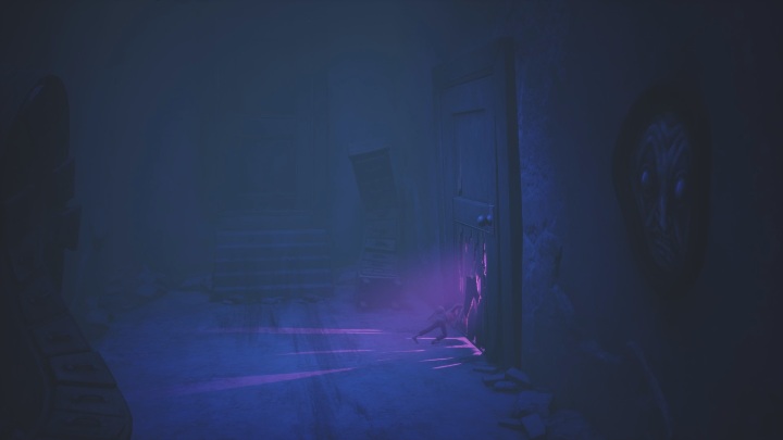 Zza drzwi wydobywa się fioletowe światło - Little Nightmares 2: Six - solucja, opis przejścia - Little Nightmares 2 - poradnik do gry