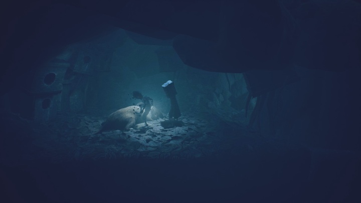 Aby dostać się do tych widmowych szczątków musisz wejść do jaskini, schowanej pod konarem drzewa - Little Nightmares 2: Wszystkie Widmowe szczątki, rozdział 1 Las - Little Nightmares 2 - poradnik do gry