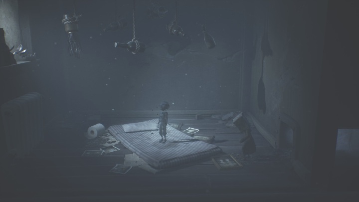 Te widmowe szczątki znajdują się w głębi pomieszczenia - Little Nightmares 2: Widmowe szczątki, rozdział 4 Dojście do Wieży - lista - Little Nightmares 2 - poradnik do gry