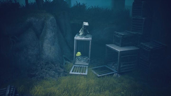 Aby dostać się do czapki musisz wdrapać się na pułapki, z nich wskocz na klatkę i wdrap się na samą górę - Little Nightmares 2: Czapki, rozdział 1 Las - lista wszystkich - Little Nightmares 2 - poradnik do gry