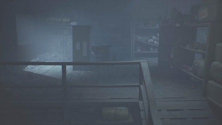Aby dostać się do tej czapki musisz po prostu wskoczyć na półkę, znajdującą się po lewej stronie - Little Nightmares 2: Czapki, rozdział 4 Dojście do Wieży - lista wszystkich - Little Nightmares 2 - poradnik do gry