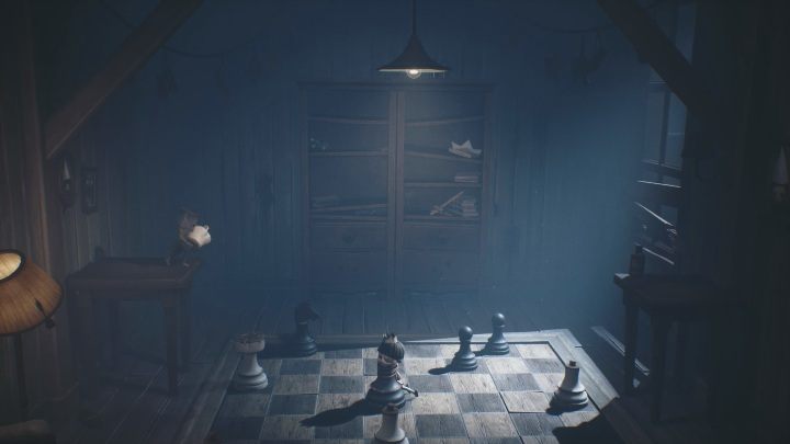 Aby dostać się do góry króla, musisz wskoczyć na szafkę - Little Nightmares 2: Zagadka z szachami - jak zdobyć klucz? - Little Nightmares 2 - poradnik do gry