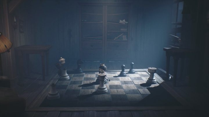 Weź górę tej figury i umieść ją na pionku po lewej stronie - Little Nightmares 2: Zagadka z szachami - jak zdobyć klucz? - Little Nightmares 2 - poradnik do gry