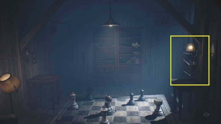 Jeśli poprawnie ułożyłeś figury, zobaczysz, że zapaliła się lampka - Little Nightmares 2: Zagadka z szachami - jak zdobyć klucz? - Little Nightmares 2 - poradnik do gry