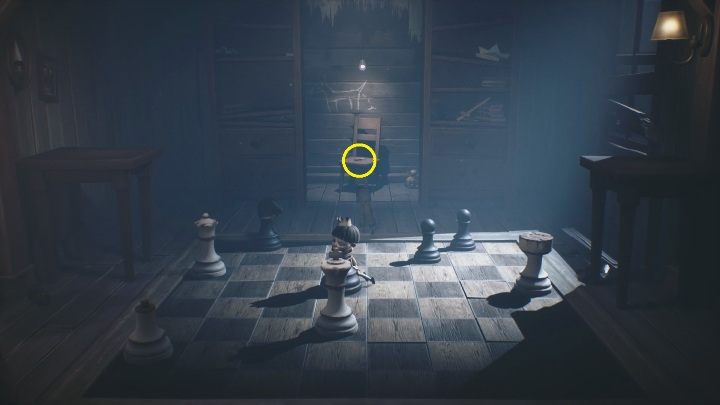 Gdy pociągniesz za lampkę, otworzy się przejście do tajemniczego pomieszczenia - Little Nightmares 2: Zagadka z szachami - jak zdobyć klucz? - Little Nightmares 2 - poradnik do gry