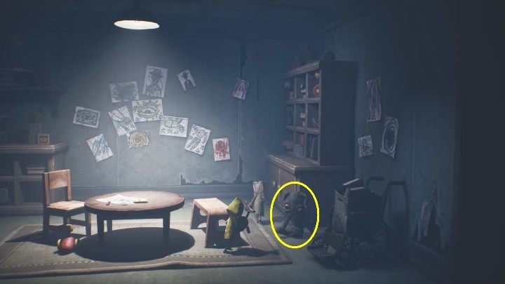 Klucz znajduje się w misiu leżącym przy szafce, po prawej stronie pokoju - Little Nightmares 2: Klucz w zabawce - jak go zdobyć? - Little Nightmares 2 - poradnik do gry