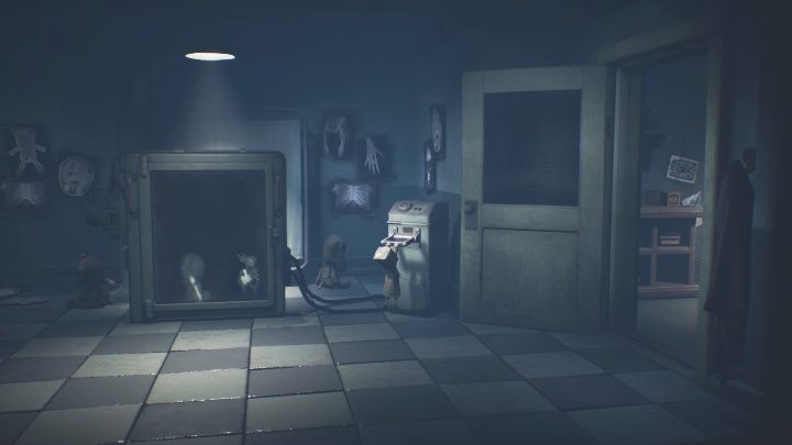 Aby się upewnić, możesz prześwietlić zabawkę, w ten sposób zobaczysz klucz w jej wnętrzu - Little Nightmares 2: Klucz w zabawce - jak go zdobyć? - Little Nightmares 2 - poradnik do gry
