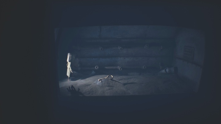 Gdy zobaczysz, że ogień zgasł, możesz wskoczyć do środka i wyjąć klucz - Little Nightmares 2: Klucz w zabawce - jak go zdobyć? - Little Nightmares 2 - poradnik do gry