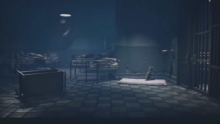 Z klockiem musisz wrócić do drzwi, położonych po prawej stronie, Twoim zadaniem jest rzucenie w przycisk otwierający przejście - Little Nightmares 2: Ucieczka - solucja, opis przejścia - Little Nightmares 2 - poradnik do gry