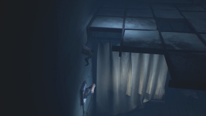 Następnie wdrap się na górę (korzystając z drabiny) i zeskocz tak, aby wpaść na dźwignię - Little Nightmares 2: Ucieczka - solucja, opis przejścia - Little Nightmares 2 - poradnik do gry