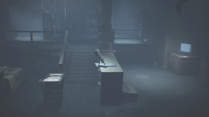 Jeśli popchniesz wózek na środek, sam dostosuje się do otoczenia i wpadnie w określone miejsce - Little Nightmares 2: Sklep i ucieczka - solucja, opis przejścia - Little Nightmares 2 - poradnik do gry