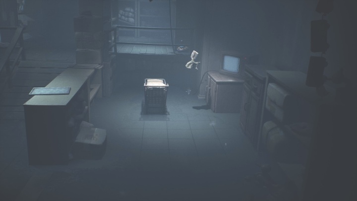 Następnie przyciągnij wózek do telewizora i wskocz na półkę, aby ponownie móc się przenieść - Little Nightmares 2: Sklep i ucieczka - solucja, opis przejścia - Little Nightmares 2 - poradnik do gry