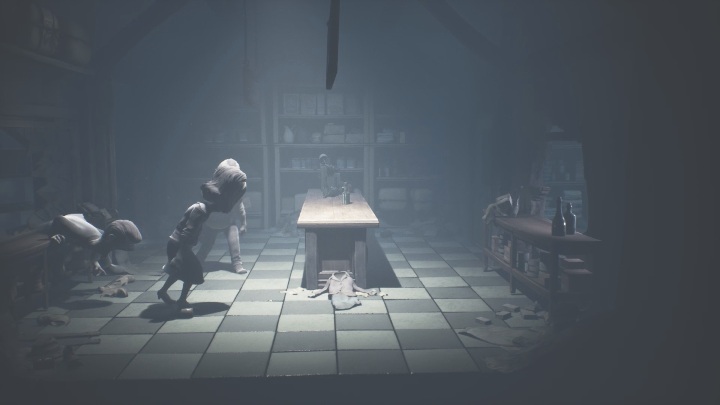 Twoim zadaniem jest kolejne wykonanie szaleńczego biegu, aby przeciwnicy nie pozbawili Cię życia - Little Nightmares 2: Sklep i ucieczka - solucja, opis przejścia - Little Nightmares 2 - poradnik do gry