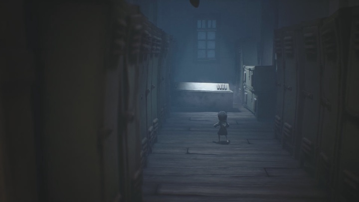 Gdy zbliżysz się do szafki opadnie ona prosto na twoją głowę - Little Nightmares 2: Szkoła - solucja, opis przejścia - Little Nightmares 2 - poradnik do gry