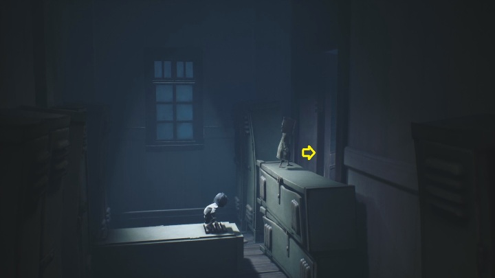 Po upadku szafki wskocz na nią, z niej wybij się na kolejne szafki, aby przedostać się do nowej części korytarza - Little Nightmares 2: Szkoła - solucja, opis przejścia - Little Nightmares 2 - poradnik do gry