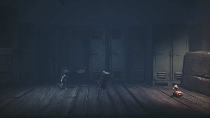 W kolejnej części korytarza jest jeszcze więcej pułapek - Little Nightmares 2: Szkoła - solucja, opis przejścia - Little Nightmares 2 - poradnik do gry