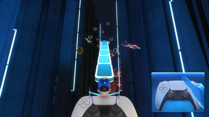 Wystrzel się w kierunku okręgu z monetami, następnie lecąc zbierz wszystkie monety, które ułożą się w trójkąt - Astros Playroom: Turbo-trasa - solucja, opis przejścia - Astros Playroom - poradnik do gry