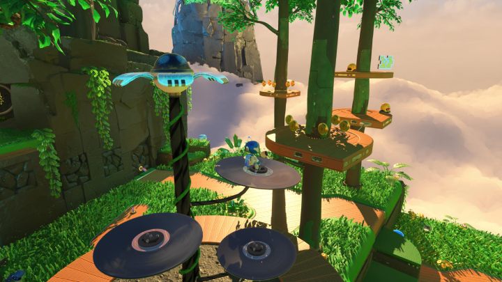Przeskakuj po platformach na kolejne drzewa, zabijając po drodze przeciwników i zabierz 1 element układanki - Astros Playroom: Las renderów - solucja, opis przejścia - Astros Playroom - poradnik do gry