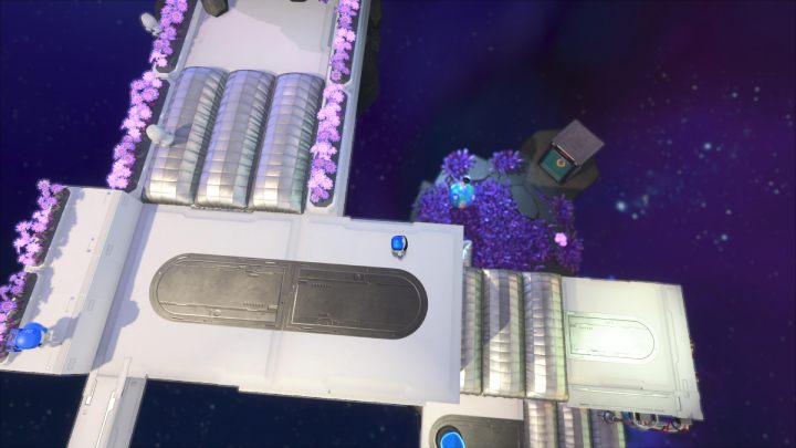Wskocz po trampolinach na białą platformę - Astros Playroom: Głęboka przestrzeń danych - solucja, opis przejścia - Astros Playroom - poradnik do gry