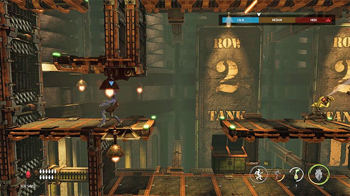 Zaalarmowanie okolicy zablokuje tymczasowo wyjście z tej lokacji, tak więc czekamy cierpliwie w ukryciu aż wszystko powróci do niebieskiego stanu (Calm) - Oddworld Soulstorm: Przeprawa przez Tank Row 2D, Phat Station - solucja - Oddworld Soulstorm - poradnik do gry