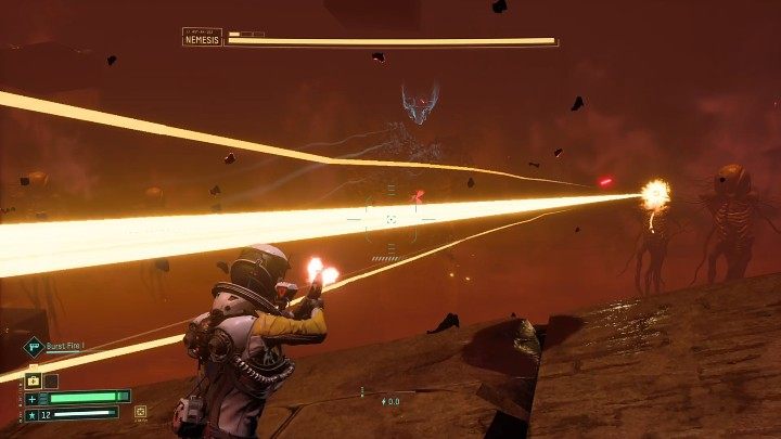 W losowych momentach istoty lewitujące po obu stronach bossa będą włączać się do walki i posyłać w kierunku Selene żółte lub czerwone wiązki lasera - Returnal: Nemesis - boss, jak pokonać? - Returnal - poradnik do gry