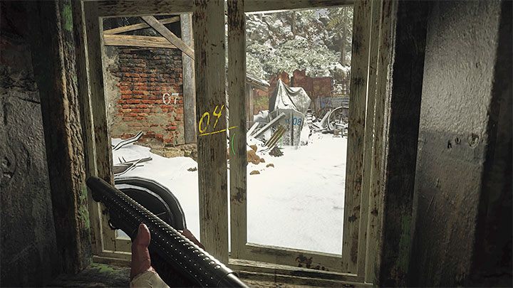 Notatka odnaleziona w chatce podpowiada żeby wyjrzeć przez okno, ale uważajcie na lykana, który niespodziewanie się pojawi i którego będzie trzeba pokonać - Resident Evil Village: Zagadka z kombinacją w warsztacie - rozwiązanie - Resident Evil Village - poradnik do gry