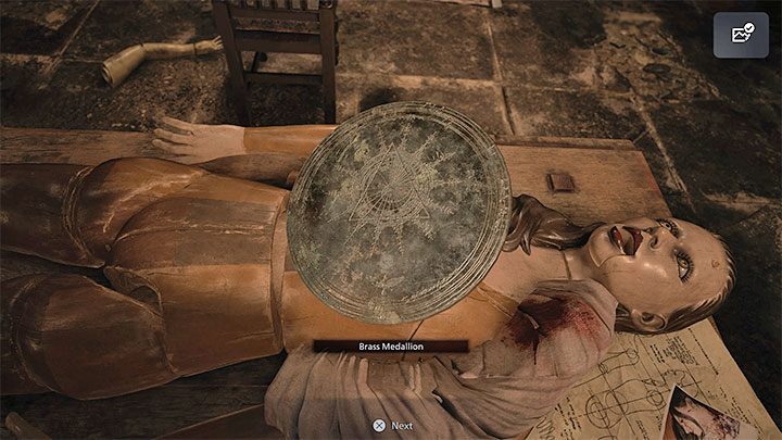 Zagadką ta możecie się zająć po tym jak po obejrzeniu filmu na projektorze Ethan wejdzie w posiadanie nożyczek Scissors - Resident Evil Village: House Beneviento, Zagadka z 3 medalionami - rozwiązanie - Resident Evil Village - poradnik do gry