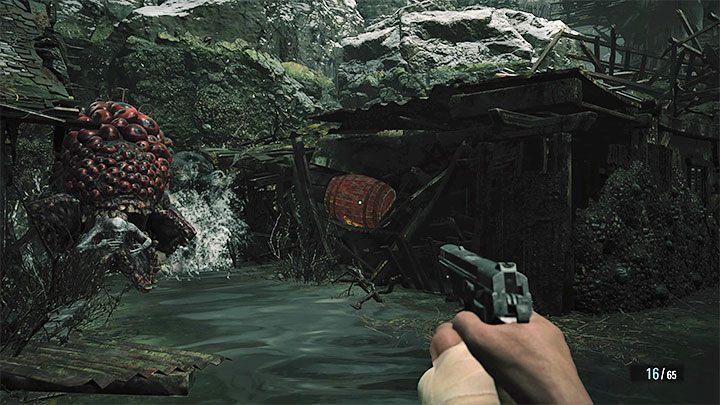 W przypadku braku min w inwentarzu (i braku możliwości wyprodukowania kolejnych) możecie posiłkować się celowaniem w czerwone beczki - Resident Evil Village: Moreau - boss, jak pokonać? - Resident Evil Village - poradnik do gry
