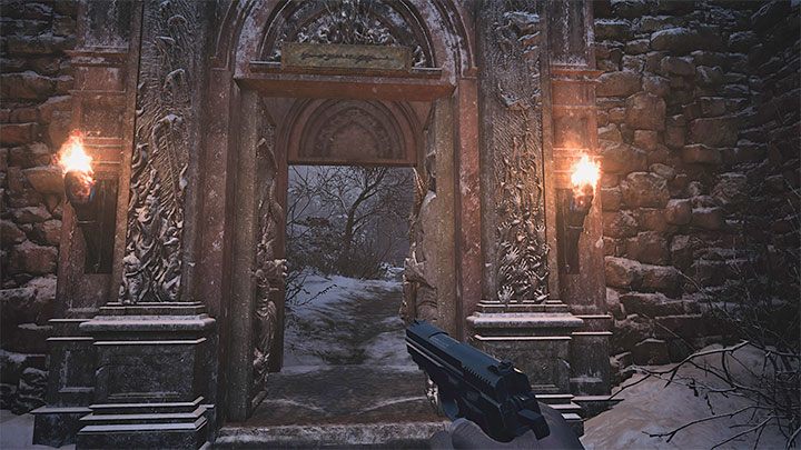 Poprawne wykonanie obu czynności otworzy bramę i pozwoli wam przejść dalej - Resident Evil Village: Otwarcie bramy do zamku - herby, rozwiązanie zagadki - Resident Evil Village - poradnik do gry