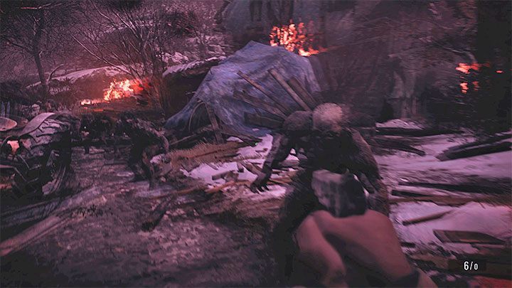 O odnoszonych poważnych obrażeniach mogą też informować zniekształcenia ekranu oraz czerwona poświata pojawiająca się na jego obrzeżach - Resident Evil Village: Rany - jak leczyć? - Resident Evil Village - poradnik do gry