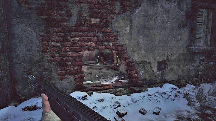 Za metalową bramką znajduje się ścieżka prowadząca do opcjonalnego górskiego obszaru z kilkoma chatkami - Resident Evil Village: Złote skrzynie - mapa, opisy, lista wszystkich - Resident Evil Village - poradnik do gry