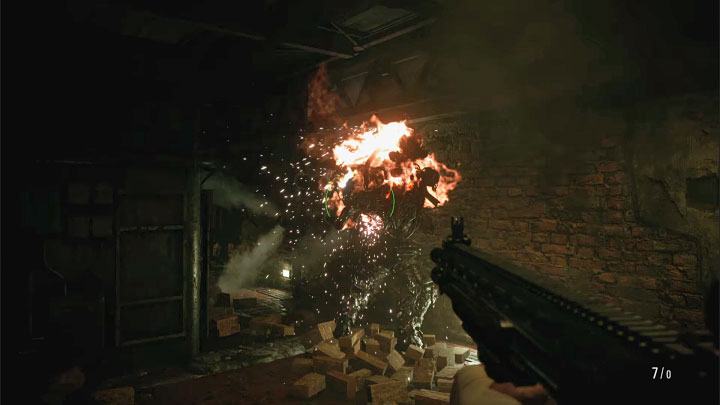 Drugi nowy atak bossa to wykonanie trzech szybkich szarż pod rząd - Resident Evil Village: Pokonanie Prototype Sturm i Heisenberga - solucja - Resident Evil Village - poradnik do gry