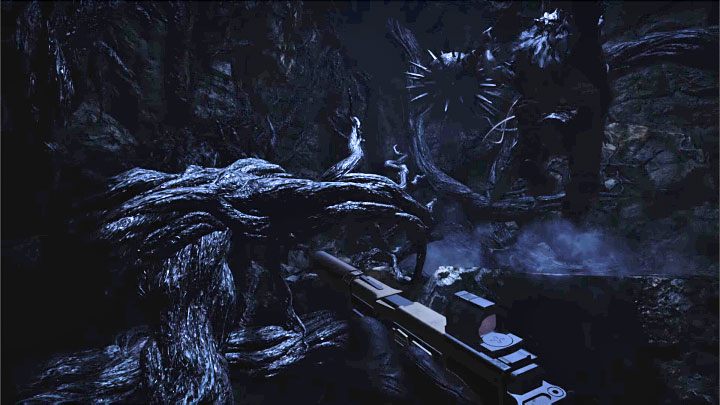 Strajer podobnie jak zwykły Urias wykonuje skoki z górnej półki połączone z uderzeniem wielką bronią w ziemię - Resident Evil Village: Płonąca wioska - solucja, opis przejścia - Resident Evil Village - poradnik do gry