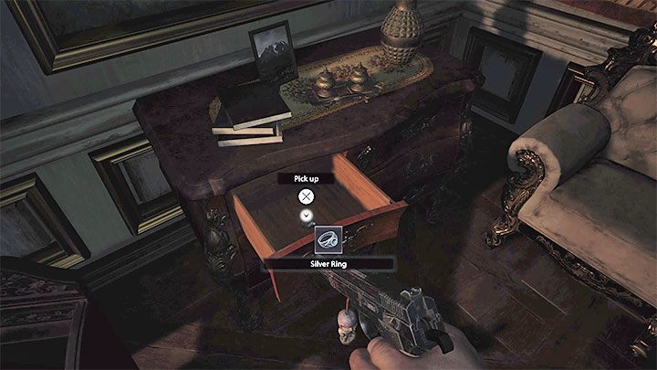 W pokoju Hall of Pleasure zajrzyjcie do szuflady biurka żeby znaleźć pierścień - Resident Evil Village: Silver Ring i Azure Eye - jak znaleźć i połączyć? - Resident Evil Village - poradnik do gry