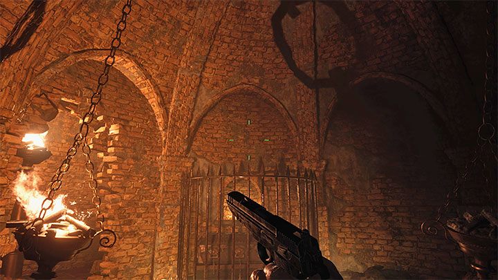 Zburzenie ściany umożliwi wam dotarcie do lootu, ale ważniejsze jest to, że możecie teraz zapalić jeden z wiszących na łańcuchach koksowników - Resident Evil Village: Silver Ring i Azure Eye - jak znaleźć i połączyć? - Resident Evil Village - poradnik do gry