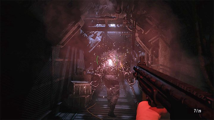 Lepszym pomysłem jest używanie snajperki lub innej dobrej broni oraz celowanie w głowę potwora celem doprowadzenia do tymczasowego ogłuszenia Soldata - Resident Evil Village: Przeciwnicy Soldat - jak pokonać? - Resident Evil Village - poradnik do gry