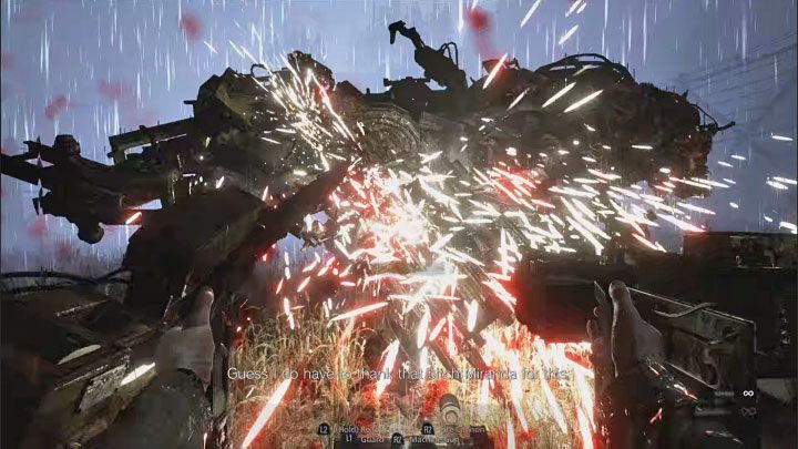 W przerwach pomiędzy atakowaniem bossa musicie oczywiście mieć na uwadze jego ataki - Resident Evil Village: Zmutowany Heisenberg - boss, jak pokonać? - Resident Evil Village - poradnik do gry