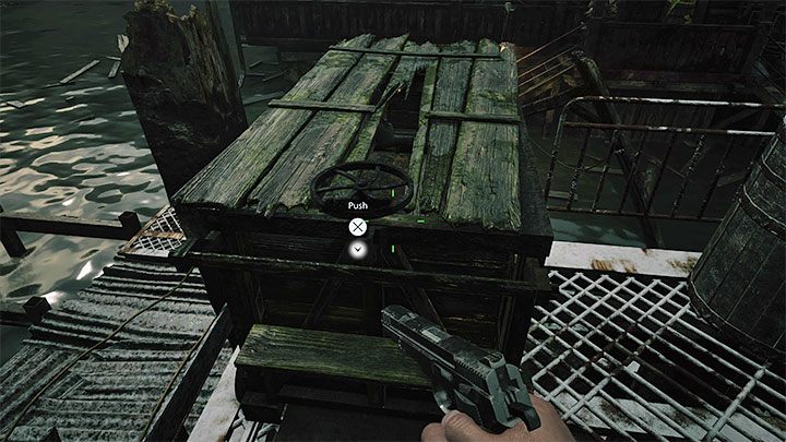 Ethan dotrze do większego budynku i w lokacji tej musicie doprowadzić do popchnięcia pokazanego na obrazku wagonika - Resident Evil Village: Przeprawa przez zbiornik, unikanie ryby - solucja - Resident Evil Village - poradnik do gry