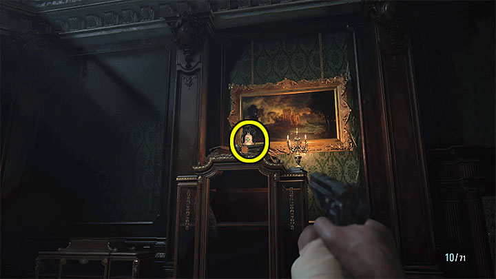 Trzeci dzwon jest trudniejszy do zauważenia z racji na swoje niewielkie rozmiary - Resident Evil Village: Zagadka z 5 dzwonami - rozwiązanie - Resident Evil Village - poradnik do gry