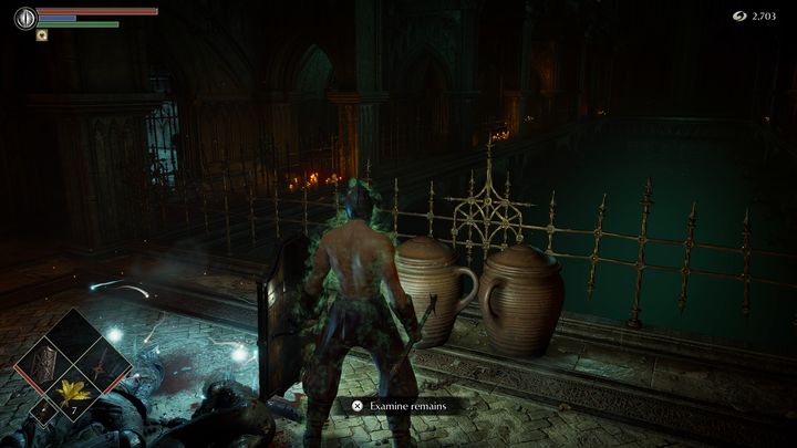 Przy łączniku na piętrze znajdują się dwa przedmioty do podniesienia, będzie to tarcza oraz zestaw pancerza - Demons Souls Remake: Więzienie Nadziei (3-1) - solucja, opis przejścia - Demons Souls Remake - poradnik do gry