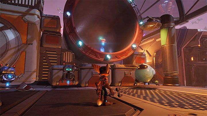 Lokację, w której odnajduje się szpiegobota, pokazuje dołączony obrazek - Ratchet & Clank Rift Apart: Nefarious City - znajdźki, lista wszystkich, mapa - Ratchet & Clank Rift Apart - poradnik do gry