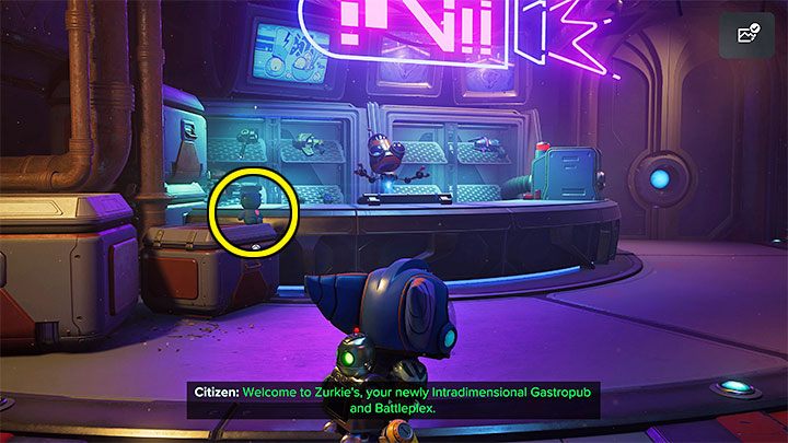 Miś znajduje się w Gastropubie, a konkretnym w pierwszym pomieszczeniu, w którym składowane są bronie gości lokalu - Ratchet & Clank Rift Apart: Misie/CraiggerBear - lista pluszowych misiów - Ratchet & Clank Rift Apart - poradnik do gry
