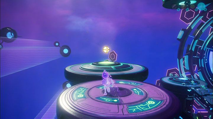 Pozostańcie w miejscu i zaczekajcie aż projekcje dobiegną do płyty naciskowej z obrazka 1 - Ratchet & Clank Rift Apart: Clank, Powrót na Savali - rozwiązania zagadek, lista - Ratchet & Clank Rift Apart - poradnik do gry
